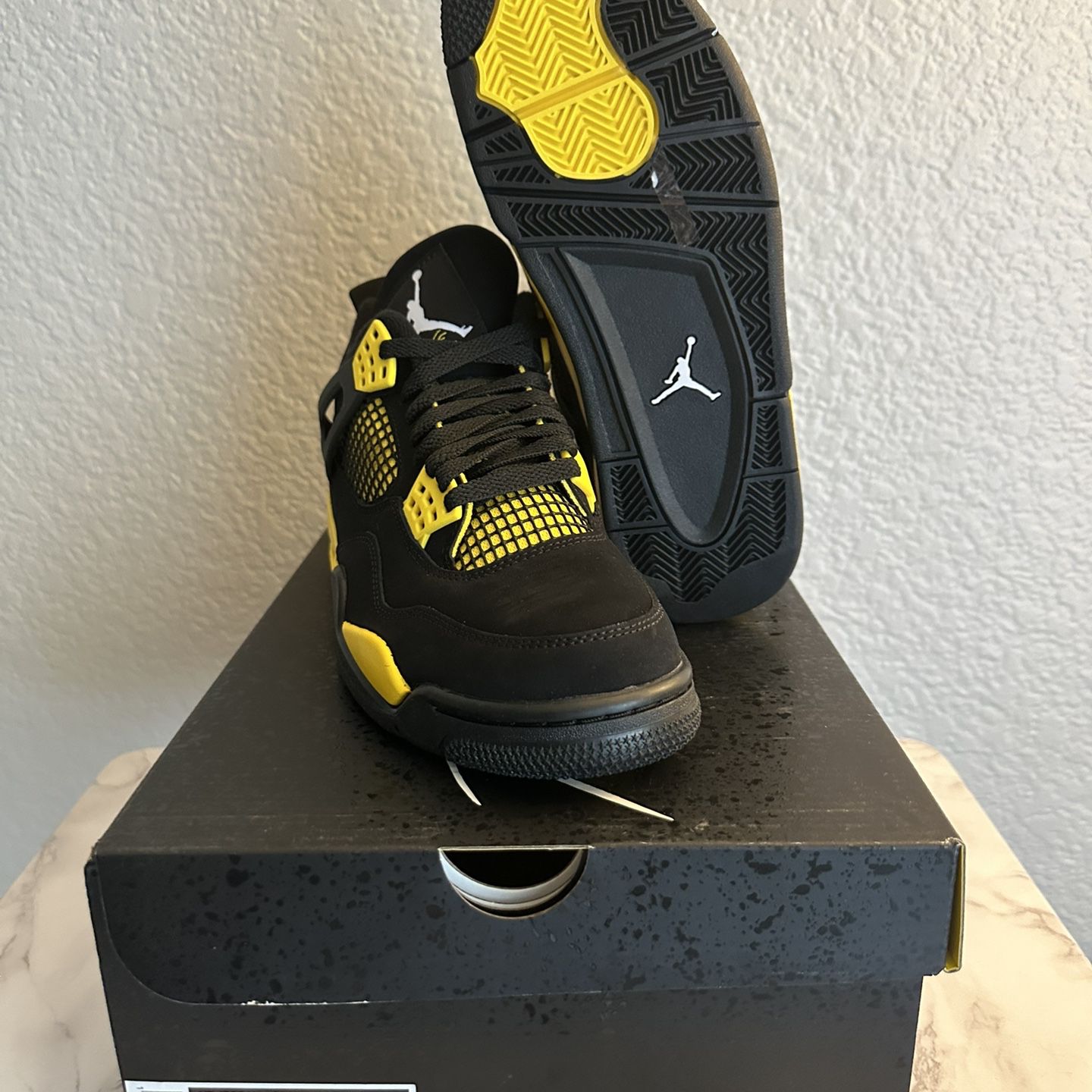 Jordan 4 “Thunder” …. Size 8