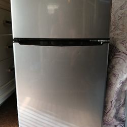 Apartment Sized Refridgerator With Seperate Freezer Door. 