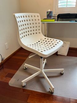 IKEA White Rolling Desk Chair – Modern Minimal Style – Excellent Condition