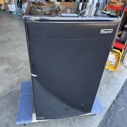 Magic Chef MCBR350B2 3.5 Cubic-Foot Mini Refrigerator (Black)