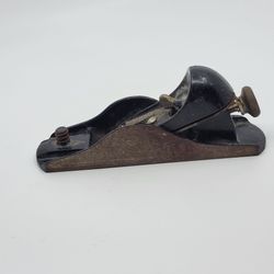 Vintage Stanley G12 220 Adjustable Block Plane Made in England.
Pre-owned, good shape, please see photos for details, missing wood handle.
Weight 1lb