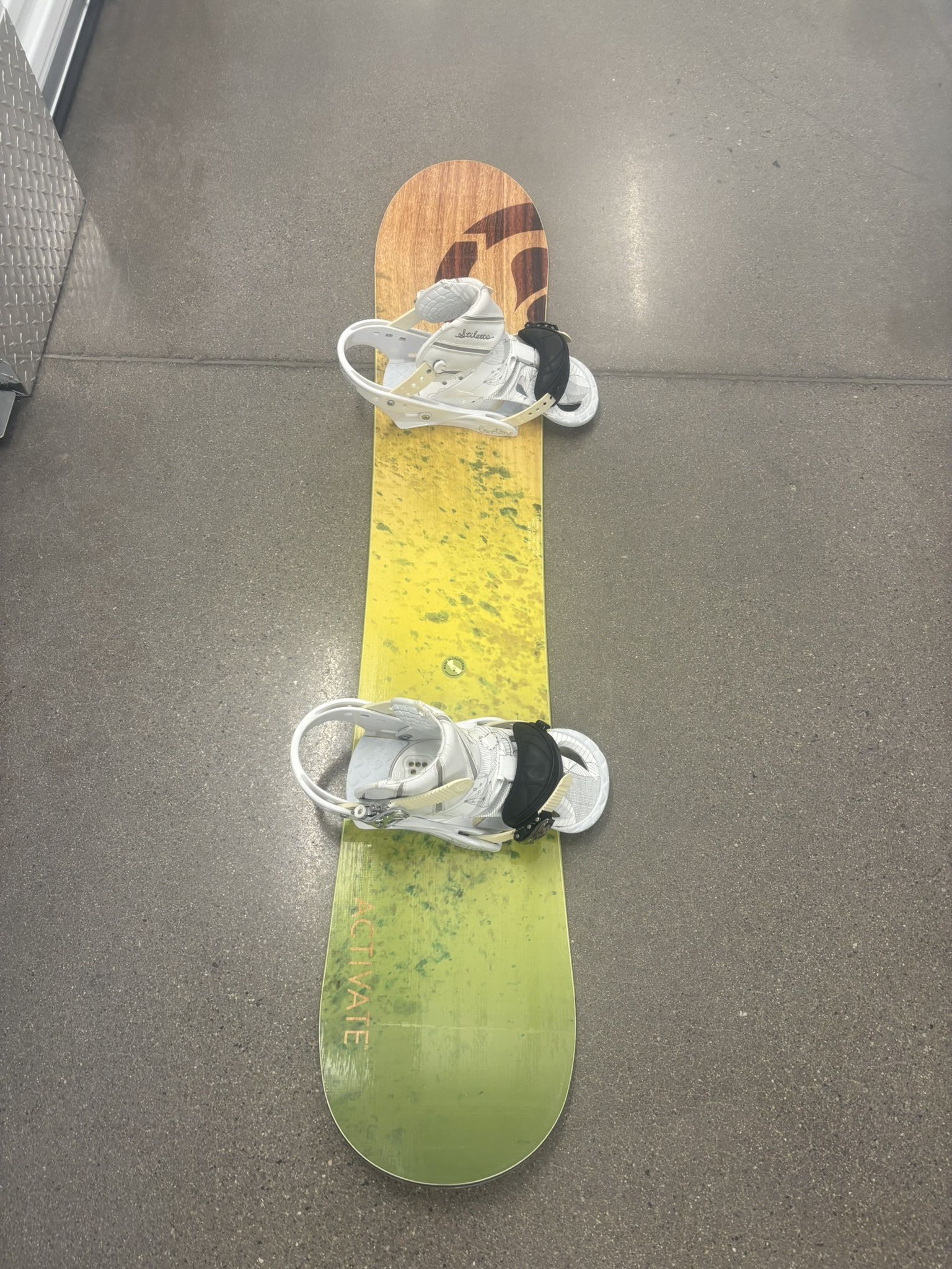 (New) Signal Activate Wood 147CM Woman’s Snowboard with Burton Bindings