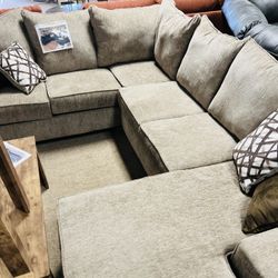 Stylish Reversing Chaise Sectional! 