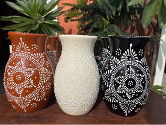 Hermosos floreros 3 colores disponibles   $20 c/uno