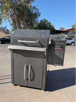 TRAEGER SILVERTON 620 pellet grill smoker used works great