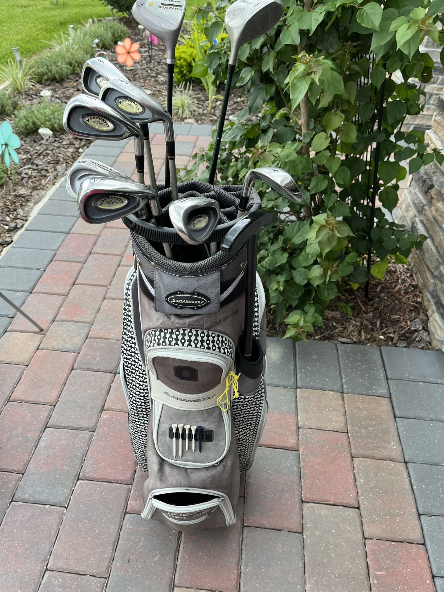 Right Handed men’s Golf Clubs W/bag Set $100 or best offer good condition