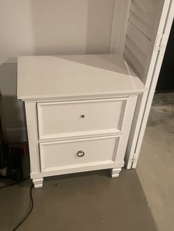 White Nightstand/Dresser, Missing The Top Handle
