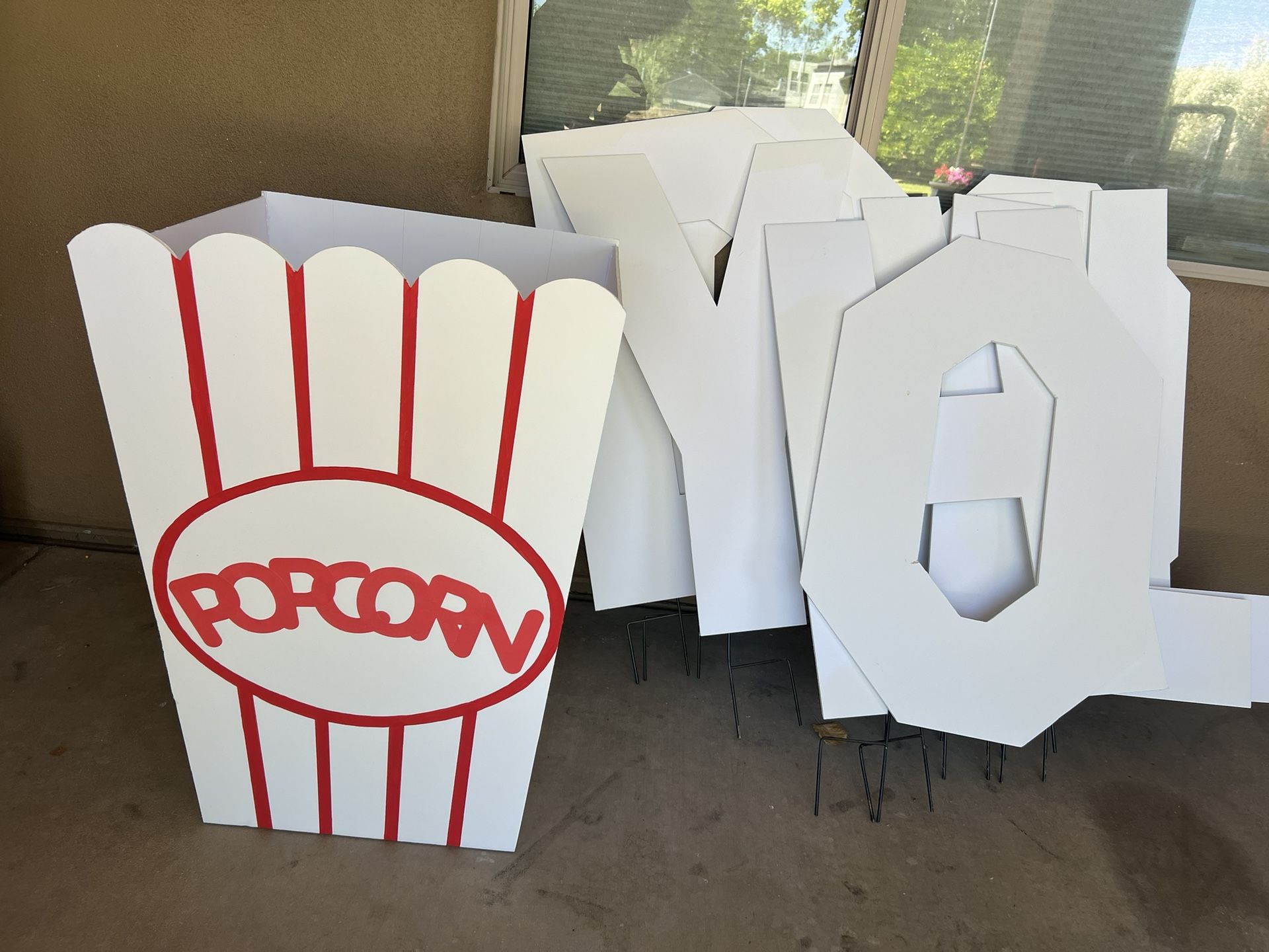 Free: Popcorn and Hollywood signs