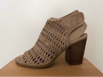 Sandals Women's Beige Cutout Peep-Toe Heels