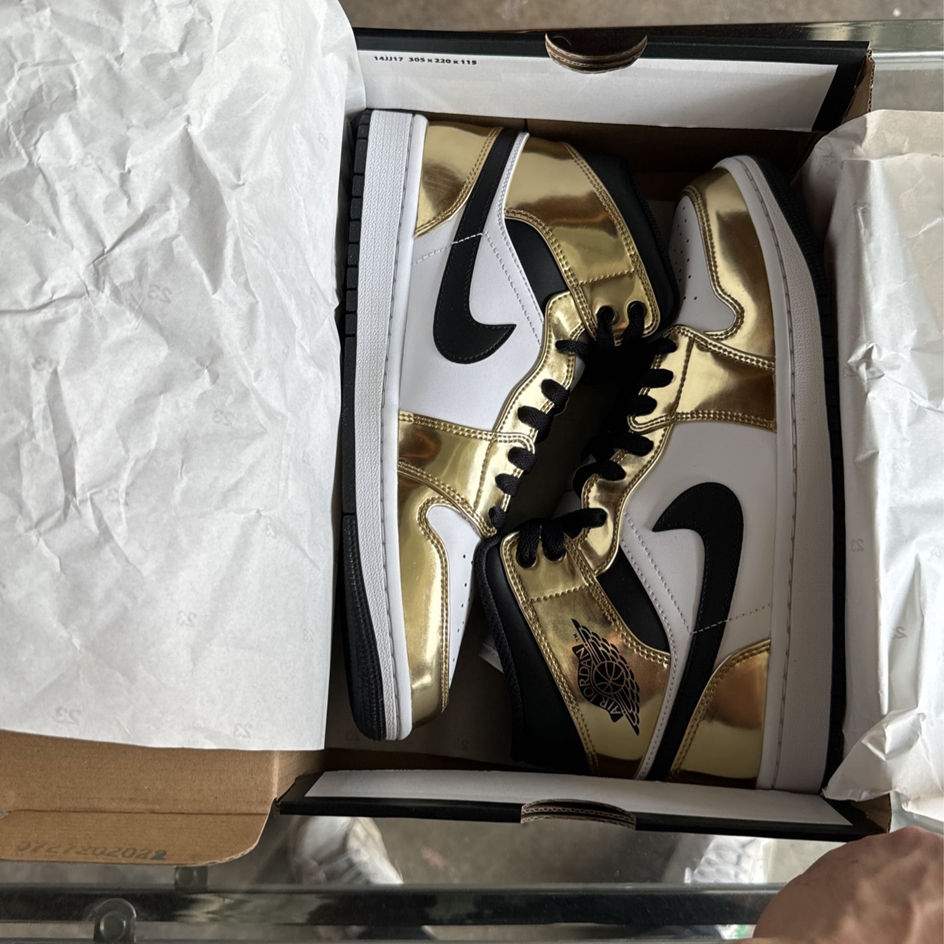 Jordan 1 mid metallic Gold Size 9