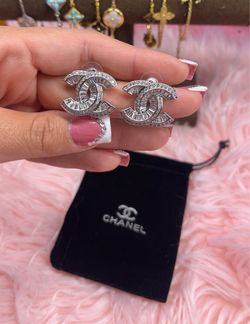 New stainless steel silver earrings comes with dust bag