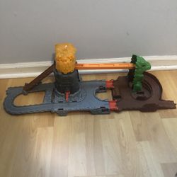 Thomas the train dragon drop track, lights up and makes sound. No trains, just the track