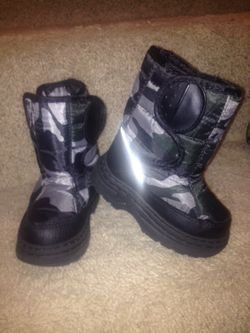 Snow boots size 5