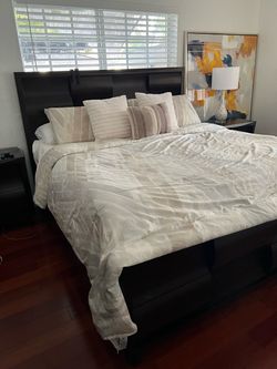 HERMOSO JUEGO DE CUARTO KING SIZE ( CAMA, COLCHON, 2 MESAS DE NOCHE, GABETERO Y TOCADOR ) $500