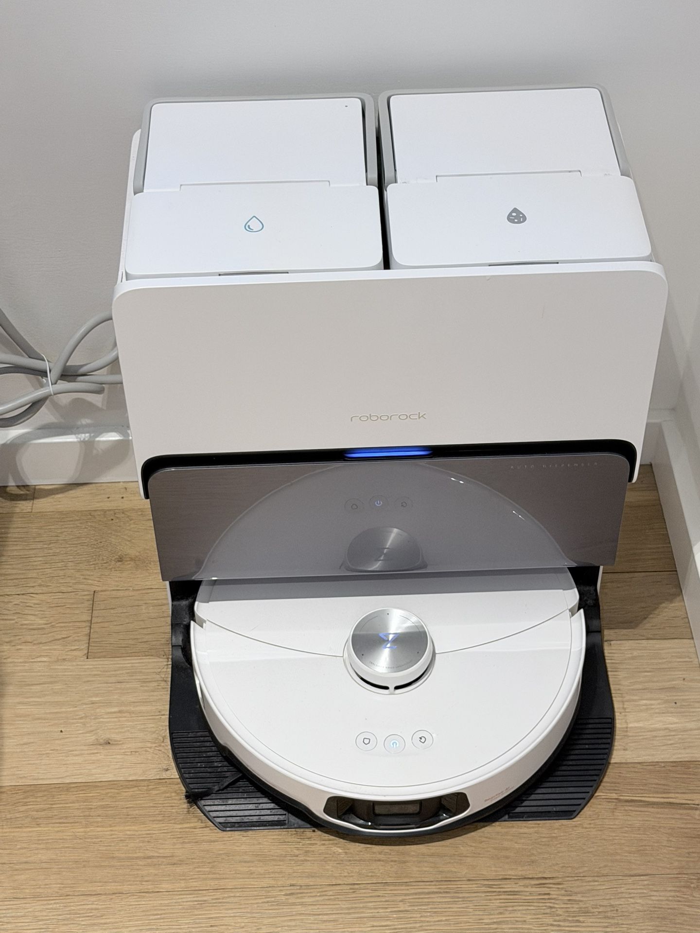 roborock S8 MaxV Ultra Robot Vacuum & Sonic Mop, 10000 Pa Suction, Corner to Edge Deep Cleaning, Hot Air Self-Drying, Auto Empty & Refill, Detergent D