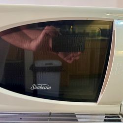 Sunbeam SGDJ701 Countertop Microwave Oven 700W 0.7 cu ft White Glossy