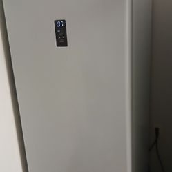 A White Hamilton Beach Freezer 