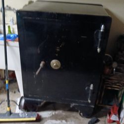 Old Safe Weighs 2200 Pounds Vintage Have Combo Have Had No Probs With It
