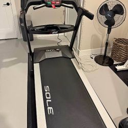 SOLE F80 TREADMILL ( LIKE NEW & DELIVERY AVAILABLE TODAY)