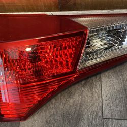 2015 Toyota RAV4 Left inner tail light 