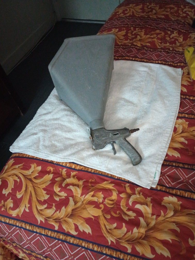 Goldblatt pattern spray texture gun and hopper