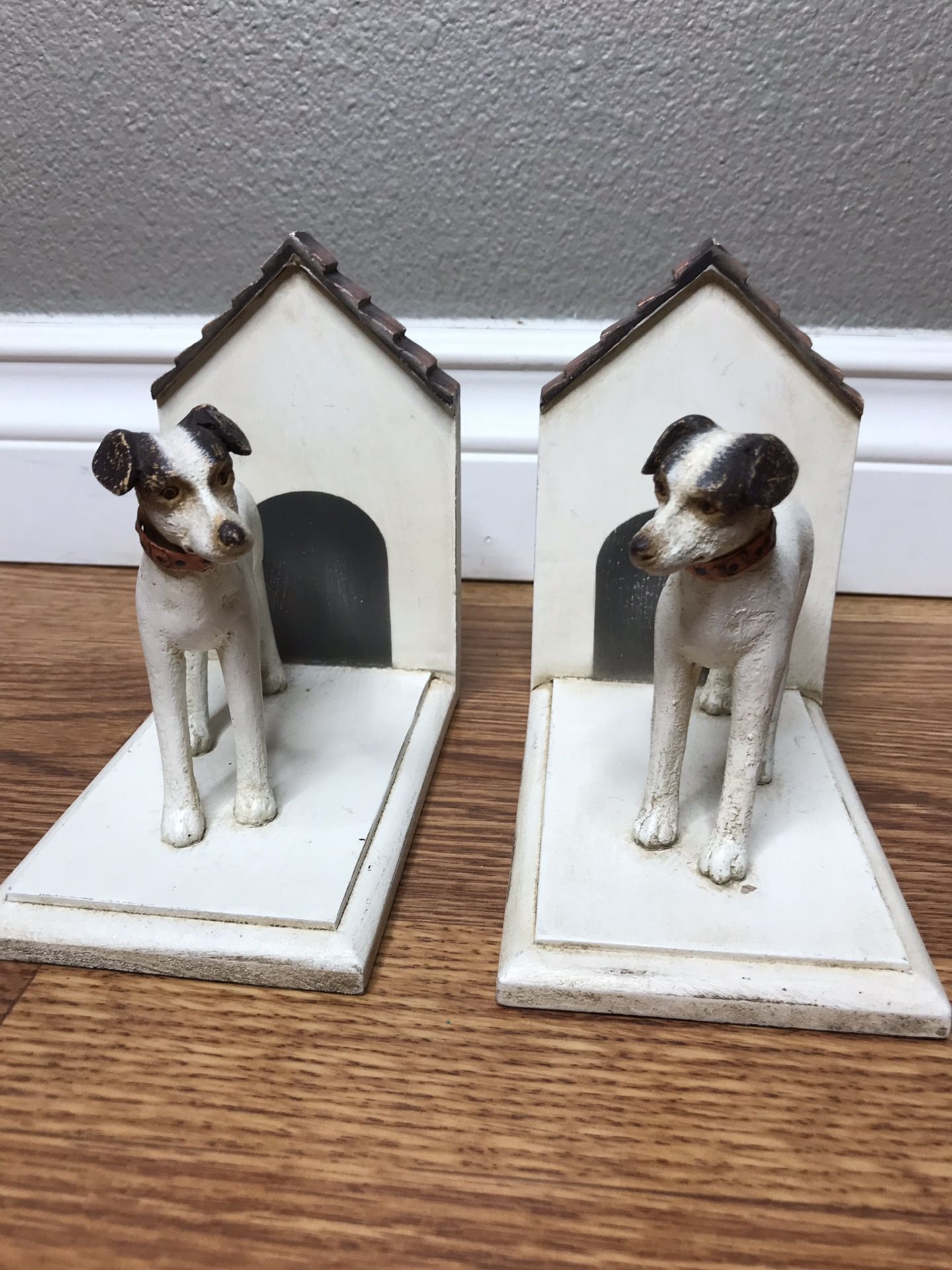 Dog bookends doghouse decor