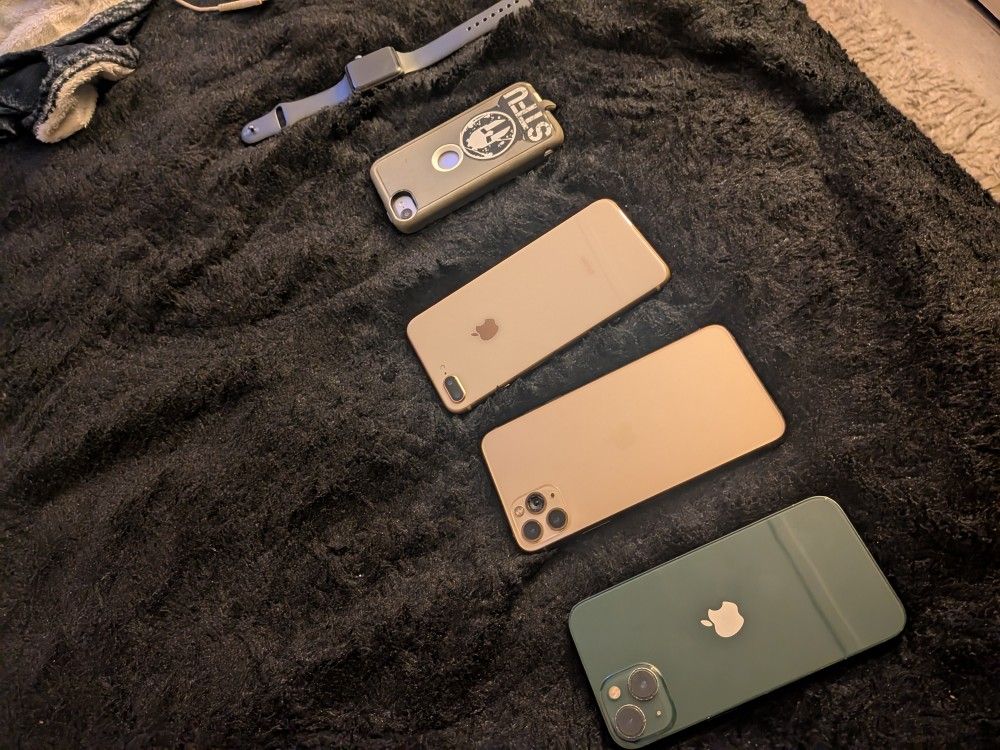 4 Iphones And Apple Watch - All For 100_