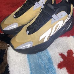 Yeezy 700 honey flux (Sz 7.5)