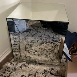 MIRRORED END TABLE (𝘀𝗲𝘁 𝗼𝗳 𝟮)