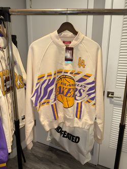 WOMENS LAKERS CREAM SWEATER SIZE XS 