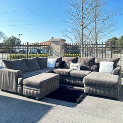 Free Delivery 🚚 Ashley Furniture Dark Grey Sectional Couch and Ottoman 