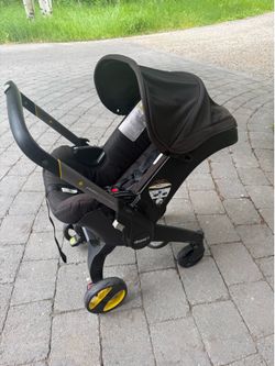 Doona Infant Car Seat & Stroller + LATCH Base + infant inserts