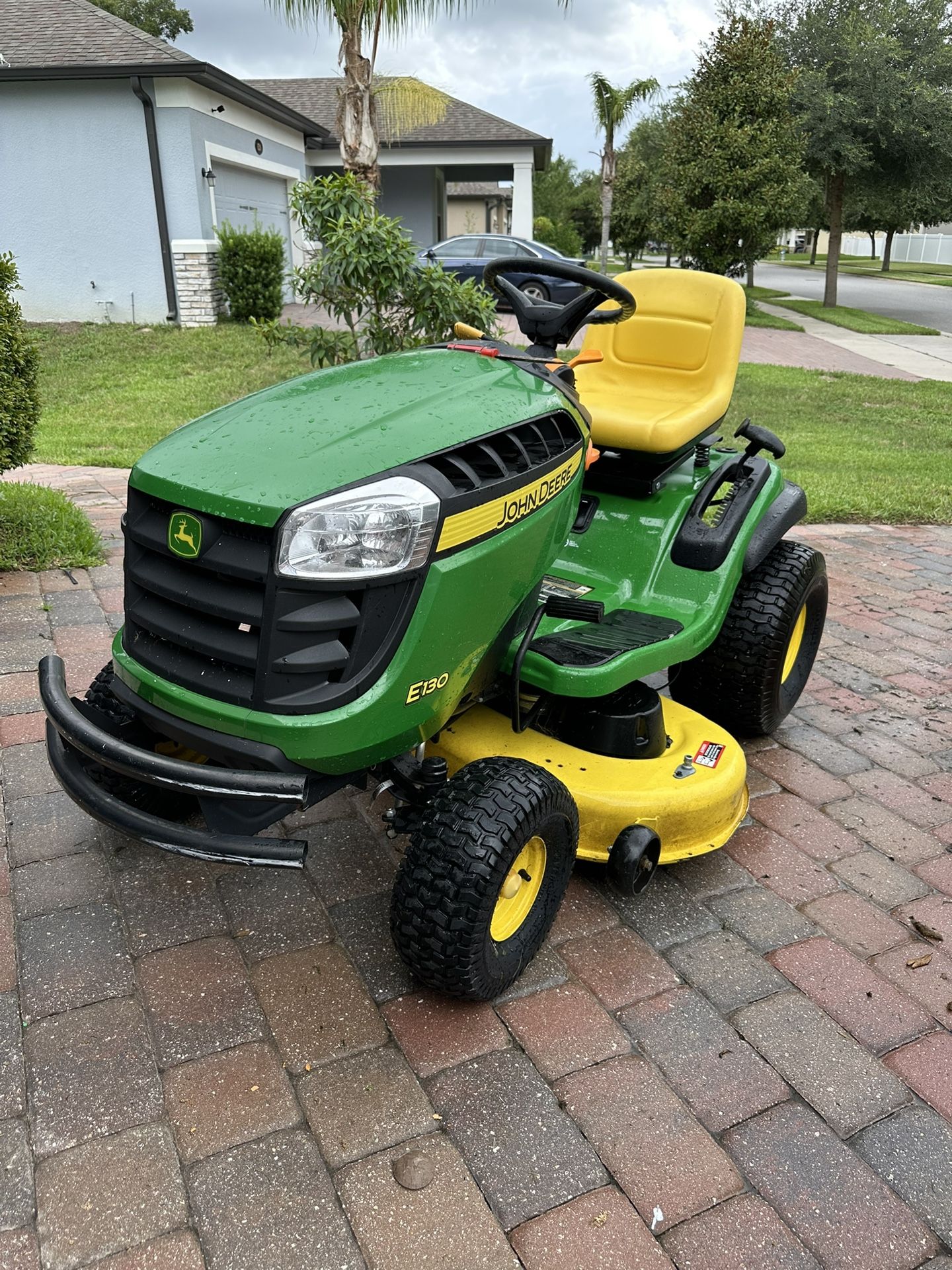 John Deere E130 Riding Lawnmower