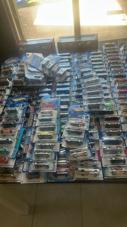 550 Hotwheels cars