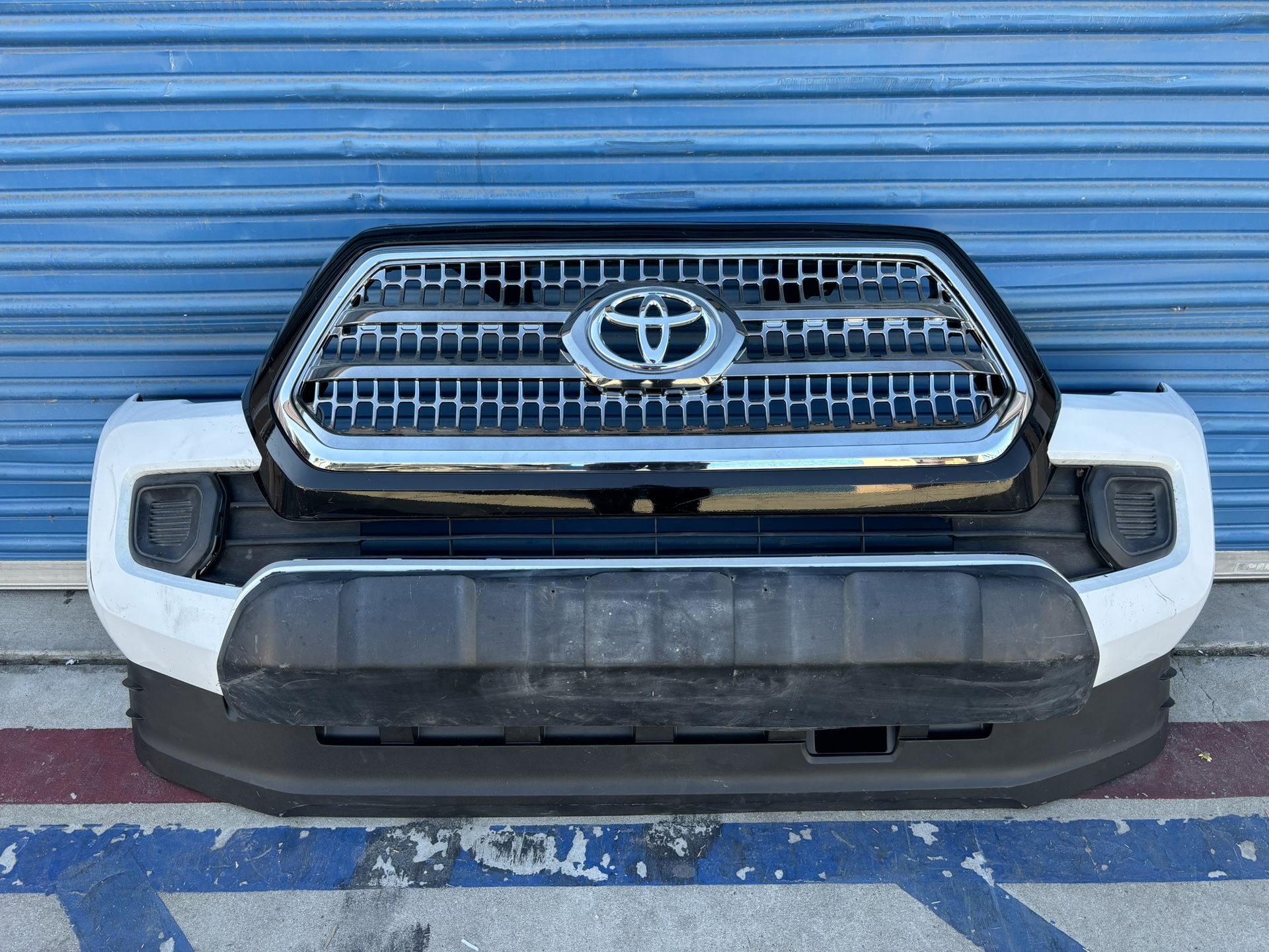 2016,2017,2018,2019,2020,2021,2022,2023 Toyota Tacoma Front Bumper Cover/Defensa Delantera Oem Ask