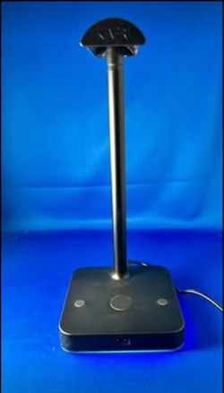 Headphone stand with usb charging port