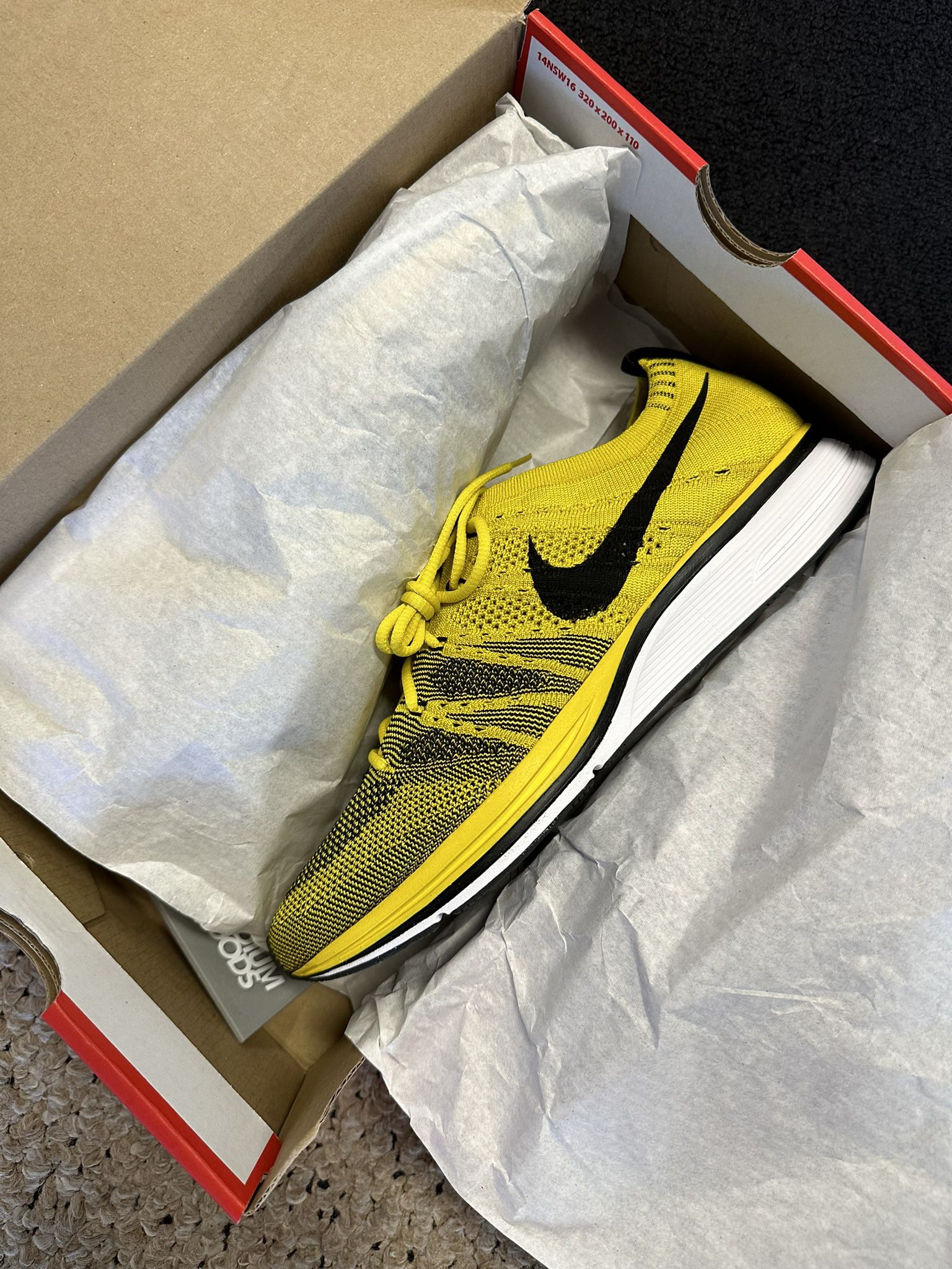 DS Nike Flyknit Trainer Bright Citron size 8.5 Mens