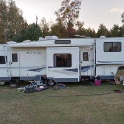 2005 Fleetwood Terry Quantum 42ft Four Slideouts 