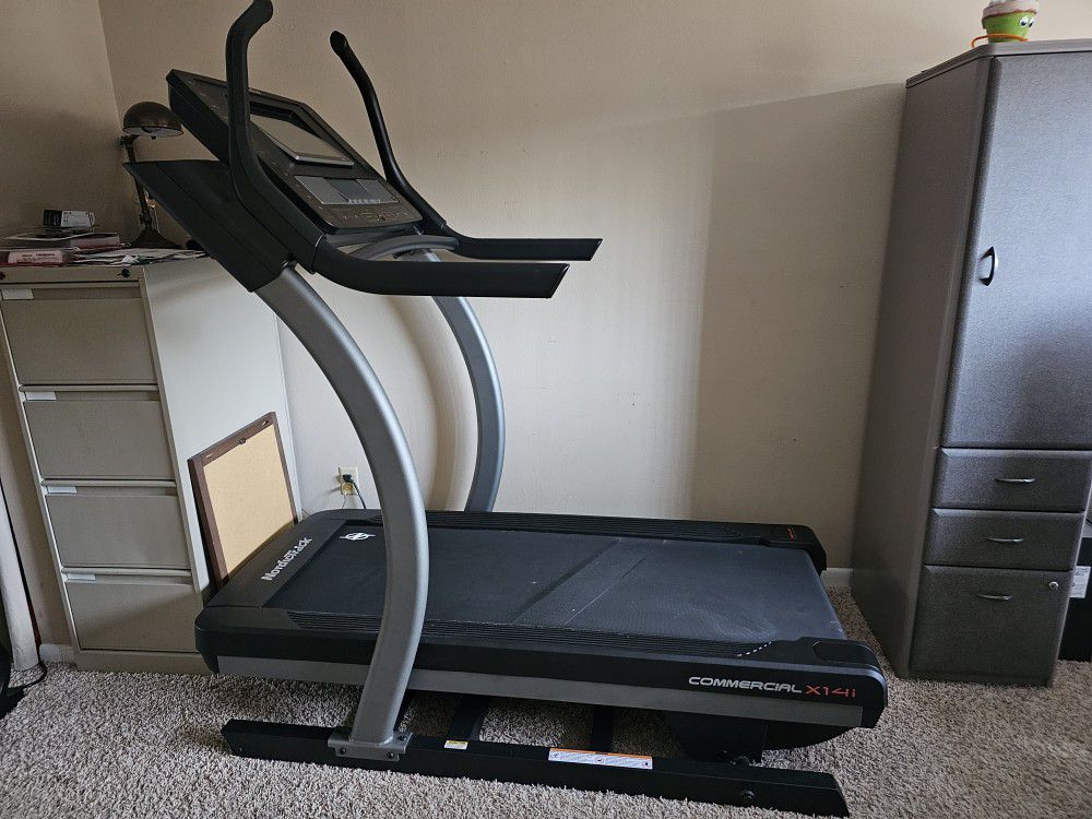 NordicTrack X14i Treadmill Commercial Incline Trainer / Less Than 26.5 Miles On It