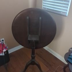 Antique Queen Ann Tilt Table 