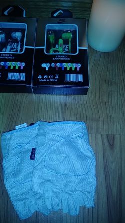Nike headphones n workout gloves