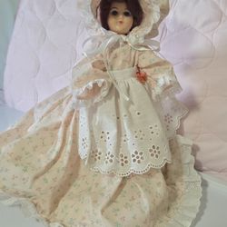 Vintage beauty doll.  Eyes open and close. Not sure of brand. 