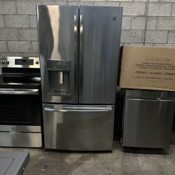 BEAUTIFUL GE  STAINLESS STEEL KITCHEN APPLIANCE SET LIKE NEW  