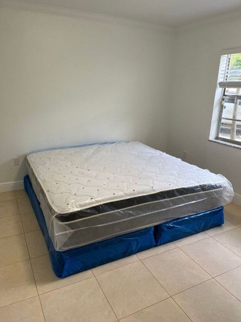 Mattress King size Firm Orthopedic + box spring Gift Totally new 🛏🌟🏠