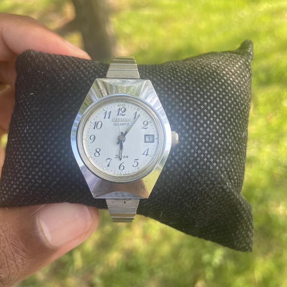 Gorgeous Used Ladies Citizen Seven Silver Tone Quartz Date Watch - Battery working - Analog Watch