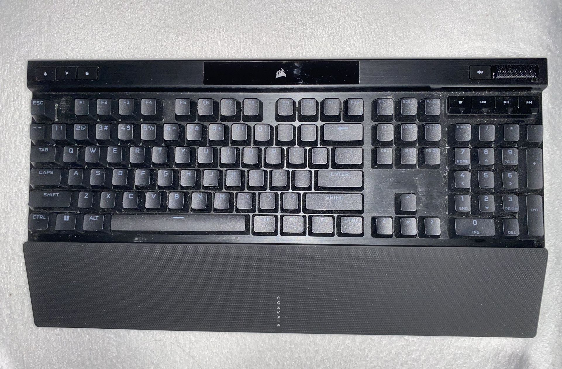 CORSAIR Full-size Keyboard