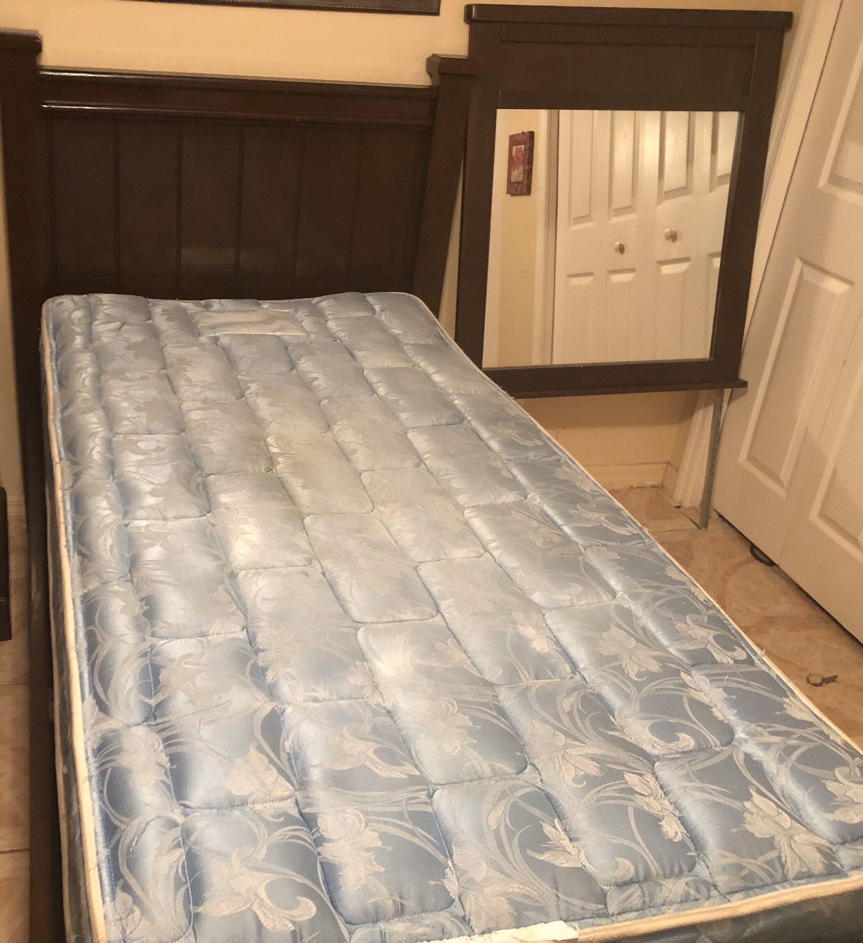 BEAUTIFUL TWIN SIZE BED INCLUDE HEADBOARD FOOTBOARD RAILS FRAME MATTRESS BOX SPRING AND A MIIROR All EXCELLENT CONDITION