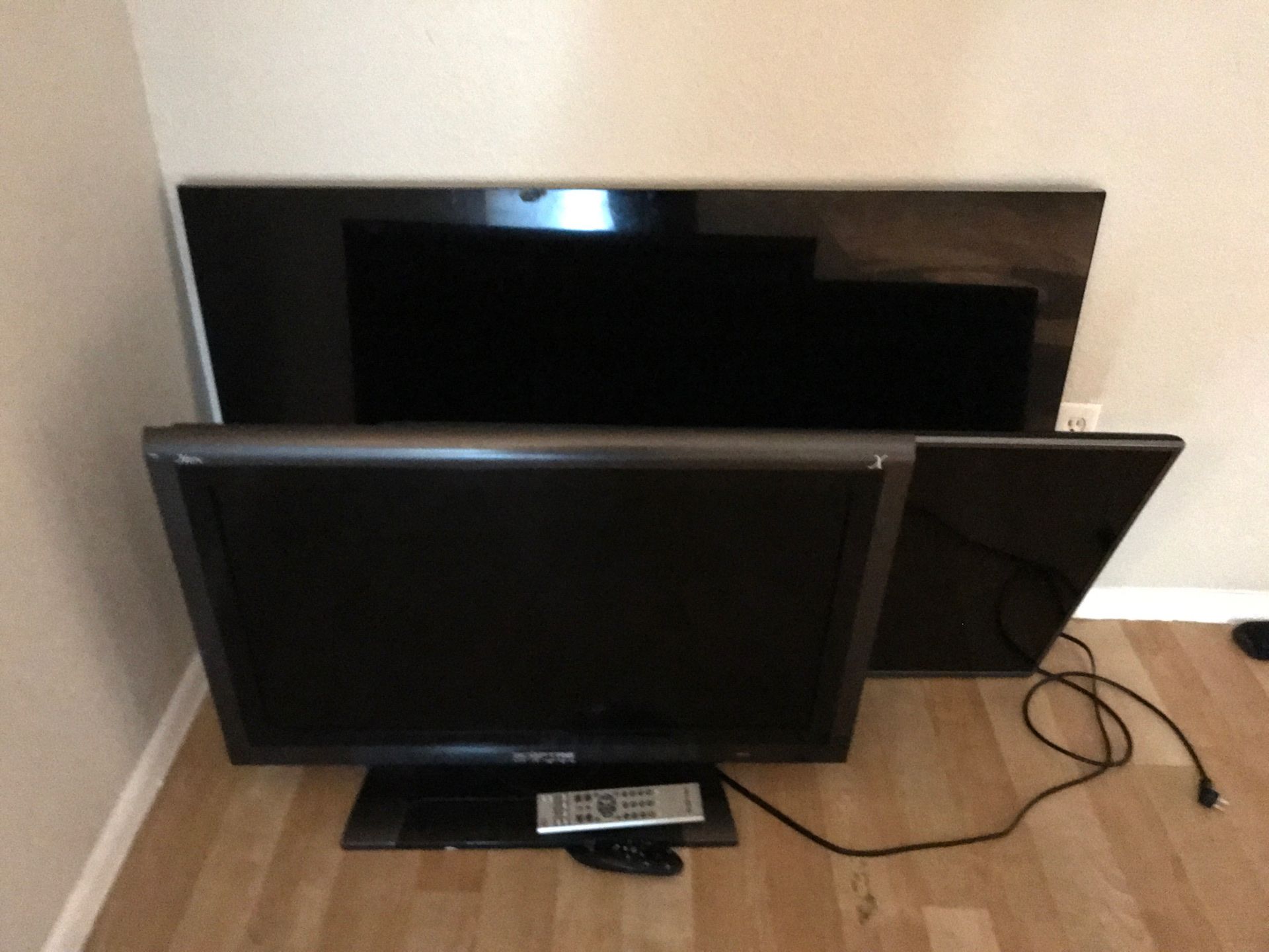 2 Lg TVs one 40 inch one 60inch smart lg Tv with remote 1 sceptre Tv 30 inch Works like New all 3 for 110$ ]**READ DESCRIPTION]**