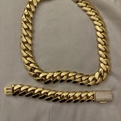 14k Gold With Diamond Clasp Lock