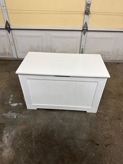 Toy storage chest